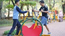 Sekelompok warga dengan antusias mengikuti sesi senam pagi di sebuah taman kota di Jawa Barat, menunjukkan semangat kebersamaan dan komitmen terhadap gaya hidup sehat. Mereka bergerak serentak di bawah bimbingan instruktur, menciptakan suasana ceria yang menular di tengah aktivitas pagi hari.