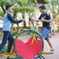 Sekelompok warga dengan antusias mengikuti sesi senam pagi di sebuah taman kota di Jawa Barat, menunjukkan semangat kebersamaan dan komitmen terhadap gaya hidup sehat. Mereka bergerak serentak di bawah bimbingan instruktur, menciptakan suasana ceria yang menular di tengah aktivitas pagi hari.