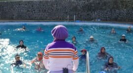 Ribuan warga Jawa Barat dengan semangat membakar kalori dalam sesi senam massal di lapangan terbuka, menunjukkan antusiasme tinggi terhadap gaya hidup sehat dan kebersamaan komunal. Pemandangan ini mencerminkan keberhasilan program kebugaran yang telah mengakar kuat di tengah masyarakat.