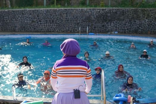 Ribuan warga Jawa Barat dengan semangat membakar kalori dalam sesi senam massal di lapangan terbuka, menunjukkan antusiasme tinggi terhadap gaya hidup sehat dan kebersamaan komunal. Pemandangan ini mencerminkan keberhasilan program kebugaran yang telah mengakar kuat di tengah masyarakat.