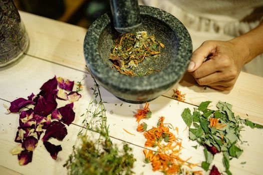Berbagai jenis dedaunan dan rempah-rempah yang sering digunakan dalam peracikan obat tradisional Sunda, menunjukkan kekayaan alam Jawa Barat sebagai sumber pengobatan alami yang berkhasiat. Bahan-bahan ini biasanya dipetik segar dan diolah dengan resep turun-temurun untuk menjaga kesehatan tubuh secara holistik.