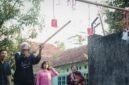 Seorang dokter berinteraksi dengan warga dalam program kesehatan komunitas di pedesaan Jawa Barat, menunjukkan upaya pemerintah dalam mendekatkan layanan medis dan edukasi kesehatan. Pemandangan ini menggambarkan semangat kolaborasi antara tenaga kesehatan dan masyarakat untuk mencapai kualitas hidup yang lebih baik.