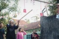 Seorang dokter berinteraksi dengan warga dalam program kesehatan komunitas di pedesaan Jawa Barat, menunjukkan upaya pemerintah dalam mendekatkan layanan medis dan edukasi kesehatan. Pemandangan ini menggambarkan semangat kolaborasi antara tenaga kesehatan dan masyarakat untuk mencapai kualitas hidup yang lebih baik.