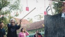 Seorang dokter berinteraksi dengan warga dalam program kesehatan komunitas di pedesaan Jawa Barat, menunjukkan upaya pemerintah dalam mendekatkan layanan medis dan edukasi kesehatan. Pemandangan ini menggambarkan semangat kolaborasi antara tenaga kesehatan dan masyarakat untuk mencapai kualitas hidup yang lebih baik.