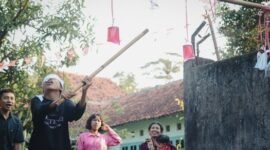 Seorang dokter berinteraksi dengan warga dalam program kesehatan komunitas di pedesaan Jawa Barat, menunjukkan upaya pemerintah dalam mendekatkan layanan medis dan edukasi kesehatan. Pemandangan ini menggambarkan semangat kolaborasi antara tenaga kesehatan dan masyarakat untuk mencapai kualitas hidup yang lebih baik.