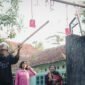 Seorang dokter berinteraksi dengan warga dalam program kesehatan komunitas di pedesaan Jawa Barat, menunjukkan upaya pemerintah dalam mendekatkan layanan medis dan edukasi kesehatan. Pemandangan ini menggambarkan semangat kolaborasi antara tenaga kesehatan dan masyarakat untuk mencapai kualitas hidup yang lebih baik.