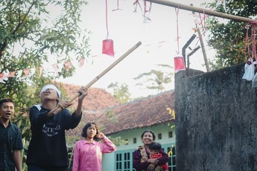 Seorang dokter berinteraksi dengan warga dalam program kesehatan komunitas di pedesaan Jawa Barat, menunjukkan upaya pemerintah dalam mendekatkan layanan medis dan edukasi kesehatan. Pemandangan ini menggambarkan semangat kolaborasi antara tenaga kesehatan dan masyarakat untuk mencapai kualitas hidup yang lebih baik.