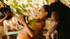Ratusan warga Jawa Barat bersemangat mengikuti senam massal di lapangan terbuka, menunjukkan antusiasme kolektif terhadap kebugaran dan gaya hidup sehat yang terintegrasi dalam kehidupan sehari-hari. Pemandangan ini merefleksikan kuatnya budaya olahraga komunitas di tengah masyarakat.