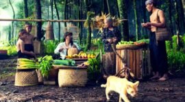 Warga Jawa Barat aktif berpartisipasi dalam program kesehatan masyarakat, menunjukkan semangat kebersamaan dan inovasi dalam menjaga kualitas hidup sehat. Gambar ini menampilkan interaksi positif antara tenaga kesehatan dan warga dalam sebuah kegiatan promosi kesehatan di pedesaan.