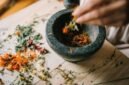 Berbagai bahan alami seperti jahe, kunyit, dan daun-daunan yang sering digunakan dalam racikan obat tradisional Sunda, menunjukkan kekayaan hayati tanah Pasundan untuk kesehatan. Bahan-bahan ini adalah inti dari kearifan lokal yang diwariskan turun-temurun.