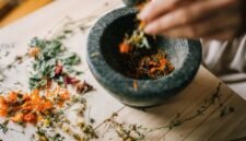 Berbagai bahan alami seperti jahe, kunyit, dan daun-daunan yang sering digunakan dalam racikan obat tradisional Sunda, menunjukkan kekayaan hayati tanah Pasundan untuk kesehatan. Bahan-bahan ini adalah inti dari kearifan lokal yang diwariskan turun-temurun.