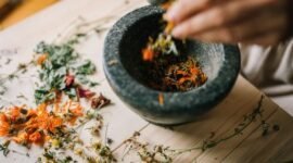 Berbagai bahan alami seperti jahe, kunyit, dan daun-daunan yang sering digunakan dalam racikan obat tradisional Sunda, menunjukkan kekayaan hayati tanah Pasundan untuk kesehatan. Bahan-bahan ini adalah inti dari kearifan lokal yang diwariskan turun-temurun.