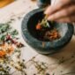 Berbagai bahan alami seperti jahe, kunyit, dan daun-daunan yang sering digunakan dalam racikan obat tradisional Sunda, menunjukkan kekayaan hayati tanah Pasundan untuk kesehatan. Bahan-bahan ini adalah inti dari kearifan lokal yang diwariskan turun-temurun.