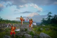Ilustrasi seorang penutur kisah sedang membaca naskah kuno Sunda, mungkin berisi fragmen legenda Sangkuriang, menunjukkan upaya pelestarian warisan naratif yang berharga. Gambar ini menggambarkan pentingnya transmisi cerita lisan dan tulisan dalam menjaga keberlangsungan budaya.