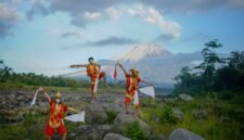 Ilustrasi seorang penutur kisah sedang membaca naskah kuno Sunda, mungkin berisi fragmen legenda Sangkuriang, menunjukkan upaya pelestarian warisan naratif yang berharga. Gambar ini menggambarkan pentingnya transmisi cerita lisan dan tulisan dalam menjaga keberlangsungan budaya.