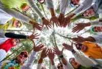 Seorang kader kesehatan berinteraksi dengan warga di sebuah posyandu di pedesaan Jawa Barat, menunjukkan upaya proaktif dalam edukasi dan pelayanan kesehatan langsung kepada masyarakat. Foto ini merefleksikan pentingnya pendekatan personal dalam menyebarkan kesadaran akan gaya hidup sehat dan pencegahan penyakit di tingkat komunitas.
