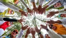 Seorang kader kesehatan berinteraksi dengan warga di sebuah posyandu di pedesaan Jawa Barat, menunjukkan upaya proaktif dalam edukasi dan pelayanan kesehatan langsung kepada masyarakat. Foto ini merefleksikan pentingnya pendekatan personal dalam menyebarkan kesadaran akan gaya hidup sehat dan pencegahan penyakit di tingkat komunitas.
