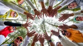 Seorang kader kesehatan berinteraksi dengan warga di sebuah posyandu di pedesaan Jawa Barat, menunjukkan upaya proaktif dalam edukasi dan pelayanan kesehatan langsung kepada masyarakat. Foto ini merefleksikan pentingnya pendekatan personal dalam menyebarkan kesadaran akan gaya hidup sehat dan pencegahan penyakit di tingkat komunitas.