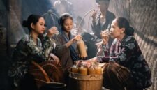 Seorang sesepuh Sunda sedang meracik ramuan obat tradisional dari berbagai dedaunan dan rimpang, menunjukkan proses pembuatan warisan kesehatan yang telah dijaga turun-temurun. Gambar ini menangkap esensi kearifan lokal dalam memanfaatkan kekayaan alam sebagai penawar berbagai penyakit.