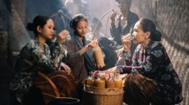 Seorang sesepuh Sunda sedang meracik ramuan obat tradisional dari berbagai dedaunan dan rimpang, menunjukkan proses pembuatan warisan kesehatan yang telah dijaga turun-temurun. Gambar ini menangkap esensi kearifan lokal dalam memanfaatkan kekayaan alam sebagai penawar berbagai penyakit.