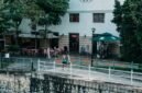 Seorang wanita melakukan yoga di rooftop dengan latar belakang gedung-gedung tinggi Jakarta, melambangkan upaya mencari ketenangan di tengah hiruk-pikuk kota metropolitan. Foto ini merefleksikan tren gaya hidup urban yang menyeimbangkan kesibukan dengan aktivitas relaksasi dan kesehatan.