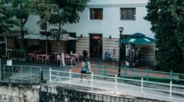 Seorang wanita melakukan yoga di rooftop dengan latar belakang gedung-gedung tinggi Jakarta, melambangkan upaya mencari ketenangan di tengah hiruk-pikuk kota metropolitan. Foto ini merefleksikan tren gaya hidup urban yang menyeimbangkan kesibukan dengan aktivitas relaksasi dan kesehatan.