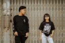 Sekelompok anak muda menunjukkan gaya mereka dengan percaya diri mengenakan pakaian dari merek-merek distro lokal, mencerminkan identitas dan kreativitas yang semakin mendominasi tren fashion di Indonesia. Desain unik dan orisinalitas produk distro menjadi daya tarik utama bagi generasi muda yang ingin tampil beda.