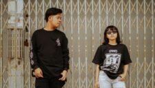Sekelompok anak muda menunjukkan gaya mereka dengan percaya diri mengenakan pakaian dari merek-merek distro lokal, mencerminkan identitas dan kreativitas yang semakin mendominasi tren fashion di Indonesia. Desain unik dan orisinalitas produk distro menjadi daya tarik utama bagi generasi muda yang ingin tampil beda.