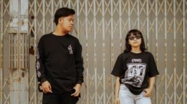 Sekelompok anak muda menunjukkan gaya mereka dengan percaya diri mengenakan pakaian dari merek-merek distro lokal, mencerminkan identitas dan kreativitas yang semakin mendominasi tren fashion di Indonesia. Desain unik dan orisinalitas produk distro menjadi daya tarik utama bagi generasi muda yang ingin tampil beda.