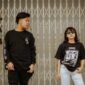 Sekelompok anak muda menunjukkan gaya mereka dengan percaya diri mengenakan pakaian dari merek-merek distro lokal, mencerminkan identitas dan kreativitas yang semakin mendominasi tren fashion di Indonesia. Desain unik dan orisinalitas produk distro menjadi daya tarik utama bagi generasi muda yang ingin tampil beda.