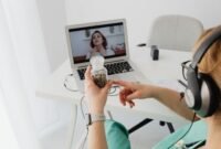 Seorang dokter sedang memberikan konsultasi kesehatan melalui platform digital kepada warga di daerah pedesaan Jawa Barat, menunjukkan bagaimana teknologi menjembatani kesenjangan akses layanan kesehatan. Program ini menjadi bukti nyata komitmen provinsi dalam menghadirkan solusi inovatif untuk masyarakatnya.