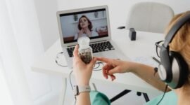Seorang dokter sedang memberikan konsultasi kesehatan melalui platform digital kepada warga di daerah pedesaan Jawa Barat, menunjukkan bagaimana teknologi menjembatani kesenjangan akses layanan kesehatan. Program ini menjadi bukti nyata komitmen provinsi dalam menghadirkan solusi inovatif untuk masyarakatnya.