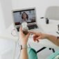 Seorang dokter sedang memberikan konsultasi kesehatan melalui platform digital kepada warga di daerah pedesaan Jawa Barat, menunjukkan bagaimana teknologi menjembatani kesenjangan akses layanan kesehatan. Program ini menjadi bukti nyata komitmen provinsi dalam menghadirkan solusi inovatif untuk masyarakatnya.
