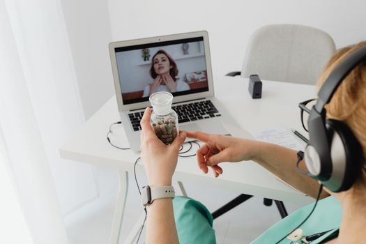 Seorang dokter sedang memberikan konsultasi kesehatan melalui platform digital kepada warga di daerah pedesaan Jawa Barat, menunjukkan bagaimana teknologi menjembatani kesenjangan akses layanan kesehatan. Program ini menjadi bukti nyata komitmen provinsi dalam menghadirkan solusi inovatif untuk masyarakatnya.