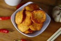 Sepiring seblak dengan aneka isian seperti kerupuk, makaroni, dan ceker ayam, disajikan dengan kuah pedas yang menggugah selera, menunjukkan daya tarik kuliner khas Bandung yang digemari banyak orang. Hidangan ini seringkali menjadi pilihan favorit untuk menikmati sensasi pedas gurih yang menghangatkan.