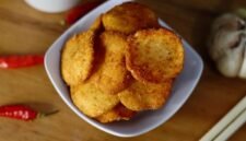 Sepiring seblak dengan aneka isian seperti kerupuk, makaroni, dan ceker ayam, disajikan dengan kuah pedas yang menggugah selera, menunjukkan daya tarik kuliner khas Bandung yang digemari banyak orang. Hidangan ini seringkali menjadi pilihan favorit untuk menikmati sensasi pedas gurih yang menghangatkan.