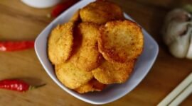 Sepiring seblak dengan aneka isian seperti kerupuk, makaroni, dan ceker ayam, disajikan dengan kuah pedas yang menggugah selera, menunjukkan daya tarik kuliner khas Bandung yang digemari banyak orang. Hidangan ini seringkali menjadi pilihan favorit untuk menikmati sensasi pedas gurih yang menghangatkan.