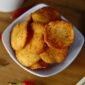 Sepiring seblak dengan aneka isian seperti kerupuk, makaroni, dan ceker ayam, disajikan dengan kuah pedas yang menggugah selera, menunjukkan daya tarik kuliner khas Bandung yang digemari banyak orang. Hidangan ini seringkali menjadi pilihan favorit untuk menikmati sensasi pedas gurih yang menghangatkan.