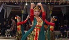 Seorang penari Jaipong dengan kostum warna-warni dan selendang yang melambai anggun, tengah menampilkan gerakan lincah penuh ekspresi, mencerminkan semangat khas tarian tradisional Sunda. Tarian ini memadukan kekuatan dan keanggunan, menjadi identitas budaya yang terus dijaga kelestariannya.