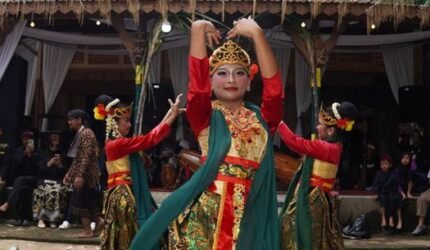 Lirikan Mata Jaipongan: Menari Melawan Zaman, Melestarikan Identitas Sunda