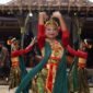 Seorang penari Jaipong dengan kostum warna-warni dan selendang yang melambai anggun, tengah menampilkan gerakan lincah penuh ekspresi, mencerminkan semangat khas tarian tradisional Sunda. Tarian ini memadukan kekuatan dan keanggunan, menjadi identitas budaya yang terus dijaga kelestariannya.