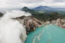 Pemandangan dramatis Kawah Putih dengan danau belerang berwarna putih kehijauan yang dikelilingi pepohonan Cantigi, menciptakan suasana magis nan menenangkan di Ciwidey, Bandung.