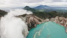 Pemandangan dramatis Kawah Putih dengan danau belerang berwarna putih kehijauan yang dikelilingi pepohonan Cantigi, menciptakan suasana magis nan menenangkan di Ciwidey, Bandung.