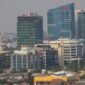 Seorang individu melakukan meditasi di tengah lanskap kota Jakarta yang sibuk, menunjukkan bagaimana ketenangan dapat ditemukan di antara gedung-gedung tinggi. Pemandangan ini merefleksikan upaya banyak warga urban dalam mencari keseimbangan dan kebahagiaan di tengah kecepatan hidup perkotaan.