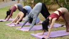 Ribuan peserta dengan semangat tinggi mengikuti sesi senam massal di sebuah lapangan terbuka di Jawa Barat, menunjukkan antusiasme masyarakat terhadap kegiatan kebugaran yang menyehatkan dan menyenangkan. Para peserta terlihat menikmati setiap gerakan, menciptakan pemandangan energi positif yang luar biasa.