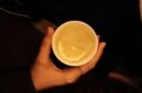 Secangkir teh hijau hangat mengepul dengan daun teh yang terlihat jelas, melambangkan minuman kaya antioksidan yang menyegarkan dan bermanfaat bagi kesehatan. Minuman ini telah lama menjadi bagian tak terpisahkan dari budaya hidup sehat di banyak belahan dunia.