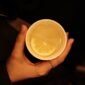 Secangkir teh hijau hangat mengepul dengan daun teh yang terlihat jelas, melambangkan minuman kaya antioksidan yang menyegarkan dan bermanfaat bagi kesehatan. Minuman ini telah lama menjadi bagian tak terpisahkan dari budaya hidup sehat di banyak belahan dunia.