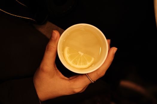 Secangkir teh hijau hangat mengepul dengan daun teh yang terlihat jelas, melambangkan minuman kaya antioksidan yang menyegarkan dan bermanfaat bagi kesehatan. Minuman ini telah lama menjadi bagian tak terpisahkan dari budaya hidup sehat di banyak belahan dunia.