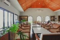 Surabi modern dengan aneka topping kekinian, disajikan di kafe dengan sentuhan estetika, menunjukkan evolusi jajanan tradisional yang tetap digemari berbagai kalangan. Hidangan ini memadukan kehangatan rasa otentik dengan presentasi menarik yang cocok untuk pengalaman kuliner masa kini.