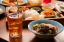 Berbagai jenis minuman jamu tradisional yang berkhasiat, disajikan dalam gelas kaca dengan tampilan modern dan sentuhan segar.